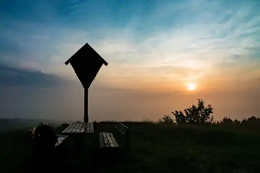 Kreuz Und Bank Im Sonnenaufgang Goerauer Anger Fav4